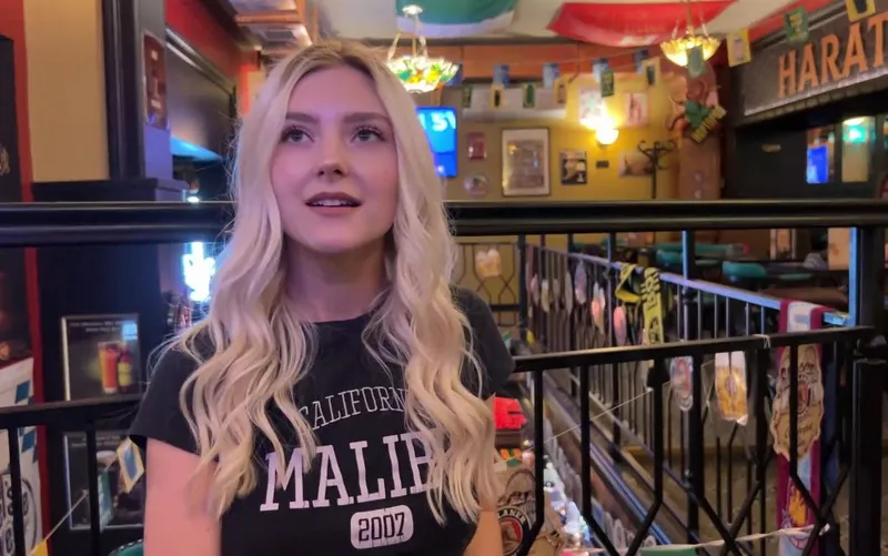 Eva elfie gạ một ccò trai số hưởng ở quán bar vào toilet